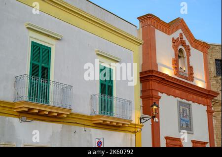 Détail des façades de la maison de ville et de l'église du Saint Crucifix dans la vieille ville de Gallipoli, Apulia (Puglia), Italie. Banque D'Images