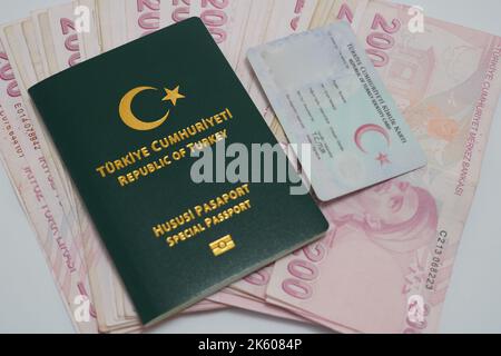 Passeport avec la Turquie et la monnaie turque, passeport et carte d'identité de la Turquie avec une lire turque (TL) dessus, sur fond de livre blanc Banque D'Images