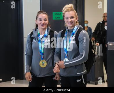 Zagreb, Croatie, 11 octobre 2022. Bienvenue aux athlètes Barbara Matic et Lara Cvjetko à l'aéroport après leur retour du Championnat du monde, où Barbara Matic a remporté une médaille d'or et Lara Cvjetko une médaille d'argent à judo, à Zagreb, en Croatie, sur 11 octobre 2022. Photo: Zeljko Hladika/PIXSELL Banque D'Images