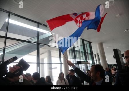 Zagreb, Croatie, 11 octobre 2022. Bienvenue aux athlètes Barbara Matic et Lara Cvjetko à l'aéroport après leur retour du Championnat du monde, où Barbara Matic a remporté une médaille d'or et Lara Cvjetko une médaille d'argent à judo, à Zagreb, en Croatie, sur 11 octobre 2022. Photo: Zeljko Hladika/PIXSELL Banque D'Images