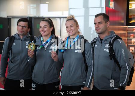 Zagreb, Croatie, 11 octobre 2022. Bienvenue aux athlètes Barbara Matic et Lara Cvjetko à l'aéroport après leur retour du Championnat du monde, où Barbara Matic a remporté une médaille d'or et Lara Cvjetko une médaille d'argent à judo, à Zagreb, en Croatie, sur 11 octobre 2022. Photo: Zeljko Hladika/PIXSELL Banque D'Images