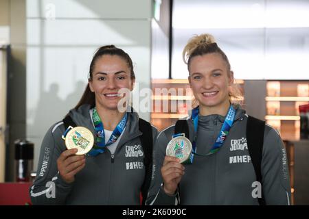 Zagreb, Croatie, 11 octobre 2022. Bienvenue aux athlètes Barbara Matic et Lara Cvjetko à l'aéroport après leur retour du Championnat du monde, où Barbara Matic a remporté une médaille d'or et Lara Cvjetko une médaille d'argent à judo, à Zagreb, en Croatie, sur 11 octobre 2022. Photo: Zeljko Hladika/PIXSELL Banque D'Images