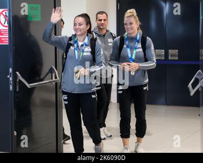 Zagreb, Croatie, 11 octobre 2022. Bienvenue aux athlètes Barbara Matic et Lara Cvjetko à l'aéroport après leur retour du Championnat du monde, où Barbara Matic a remporté une médaille d'or et Lara Cvjetko une médaille d'argent à judo, à Zagreb, en Croatie, sur 11 octobre 2022. Photo: Zeljko Hladika/PIXSELL Banque D'Images