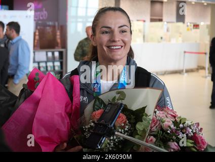 Zagreb, Croatie, 11 octobre 2022. Bienvenue aux athlètes Barbara Matic et Lara Cvjetko à l'aéroport après leur retour du Championnat du monde, où Barbara Matic a remporté une médaille d'or et Lara Cvjetko une médaille d'argent à judo, à Zagreb, en Croatie, sur 11 octobre 2022. Photo: Zeljko Hladika/PIXSELL Banque D'Images