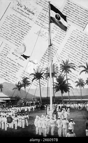 Der kaiserliche Schutzbrief für Neuguines 1885 und die deutsche Flaggenhißung auf Samoa 1900, Historisch, digital restaurierte Reproduktion einer Originalvorlage aus dem frühen 20. Jahrhundert, genaues Originaldatum nicht bekannt / la lettre impériale de protection des nouvelles Guines 1885 et le drapeau allemand hissage sur Samoa 1900, historique, restauré numériquement reproduction d'un document original du début du 20th siècle, date exacte originale inconnue Banque D'Images