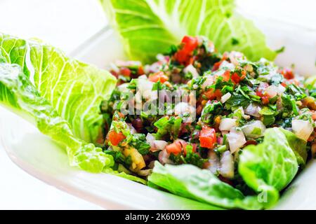Salade traditionnelle de tabouleh du Moyen-Orient (dof peu profond) Banque D'Images
