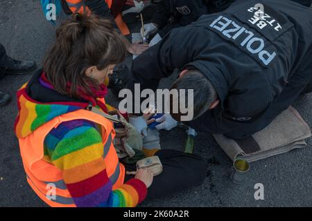 Berlin, Allemagne. 11th octobre 2022. Les activistes climatiques du groupe Last Generation ont bloqué la circulation à Berlin sur 11 octobre 2022. Plusieurs sorties de l'autoroute A100 à Berlin ont été touchées. Cela a causé beaucoup de bouchons de circulation. De nombreuses personnes étaient très contrariés à ce sujet. Un homme a versé un liquide sur les activistes climatiques (Credit image: © Michael Kuenne/PRESSCOV via ZUMA Press Wire) Banque D'Images