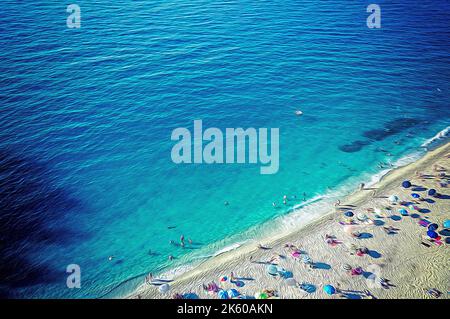 Plage du village de Tropea vue d'en haut, avec sa mer cristalline, sable et galets, baigneurs, parasols de plage colorés, pendant l'été sur la Méditerranée Banque D'Images