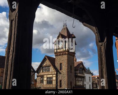 institut Barrett Browning du 19e siècle et bibliothèque, Ledbury, Herefordshire, Royaume-Uni ; encadrés par les poutres de l'ancien Market House Banque D'Images