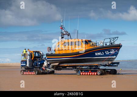 Le RNLI Lifeboat stationnés à Wells près de la mer, dans le nord de Norfolk, au Royaume-Uni, est remorqué en mer Banque D'Images