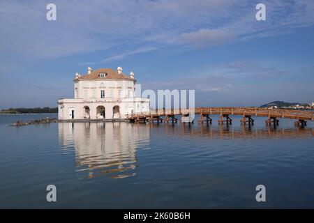 Le pavillon de chasse du roi (18th siècle) à Bacoli, province de Naples, Italie. Banque D'Images