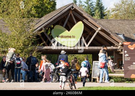 Visiteurs entrant et quittant le centre d'accueil Alice Holt Wood - une forêt pour enfants gérée par Forestry England dans le Hampshire Banque D'Images