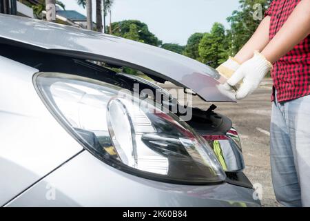 Mécanicien de voiture travaillant sur la réparation du moteur dans le garage Banque D'Images