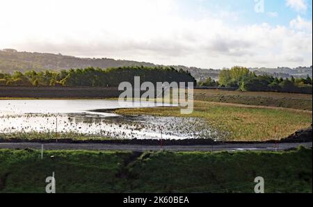 Barrowford réservoir regardant vers Foulridge le matin d'automne du lundi 10.10.2022 montrant le très peu d'eau dans lui. Banque D'Images