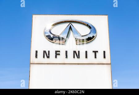 Samara, Russie - 18 juin 2022 : signe de concession à l'infini avec le logo. Infiniti est la division véhicules de luxe du constructeur automobile japonais Nissan Banque D'Images