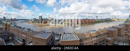 Photo panoramique de la Tamise et de Sands End de Trade Tower à Plantation Wharf, Battersea Londres. Banque D'Images