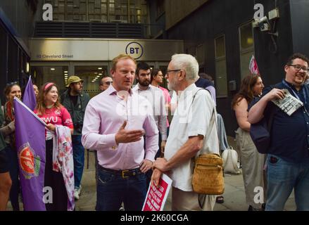 Londres, Royaume-Uni. 29th juillet 2022. Sam Tarry, député travailliste à la porte, et Jeremy Corbyn, député travailliste, se joignent au piquet de grève du syndicat des travailleurs de la communication (CWU) à l'extérieur de la tour BT. Des milliers d'employés de BT et d'OpenReach ont organisé des présentations sur salaire. Banque D'Images