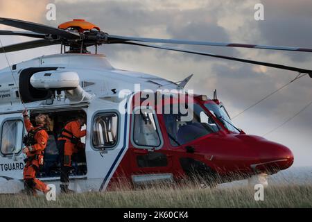 Hélicoptère de garde-côtes au sol suite aux dommages causés au pare-brise lors des opérations sur la falaise à Beachy Head, sur la côte du Sussex au Royaume-Uni Banque D'Images