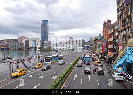 KEELUNG, TAÏWAN - 24 NOVEMBRE 2018 : Le trafic de Keelung, Taïwan. Keelung est la 9ème ville la plus peuplée de Taïwan. Banque D'Images