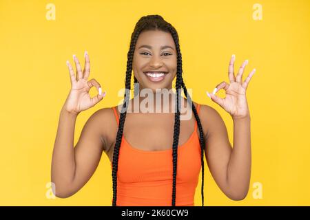 ok signe approbation geste joyeuse femme africaine Banque D'Images