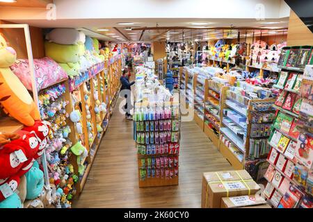 KEELUNG, TAÏWAN - 22 NOVEMBRE 2018 : sélection de jouets dans un magasin à prix réduit de Keelung, Taïwan. Banque D'Images