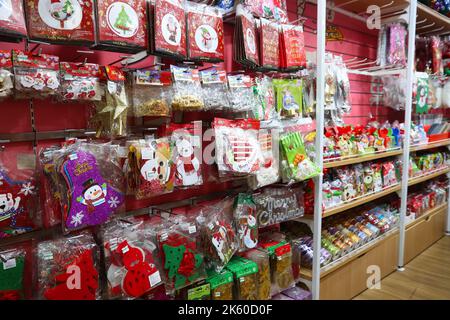 KEELUNG, TAÏWAN - 22 NOVEMBRE 2018 : sélection de décorations de Noël dans un magasin de rabais local à Keelung, Taïwan. Banque D'Images