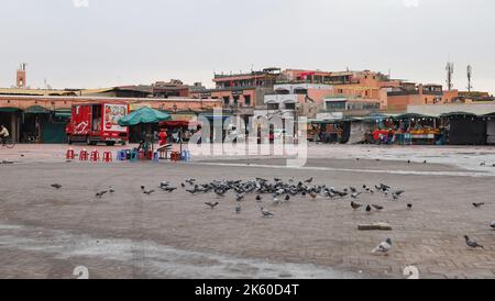 MARRAKECH, MAROC - 03 NOVEMBRE 2021 : vide Jemaa el-Fnaa où la place principale de Marrakech, utilisée par les habitants et les touristes Banque D'Images