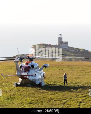 Hélicoptère de garde-côtes au sol suite aux dommages causés au pare-brise lors des opérations sur la falaise à Beachy Head, sur la côte du Sussex au Royaume-Uni Banque D'Images