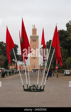 MARRAKECH, MAROC - 03 NOVEMBRE 2021 : Mosquée Kutubiyya et place Jemaa el-Fnaa où se trouve la place principale de Marrakech, utilisée par les habitants et les touristes Banque D'Images