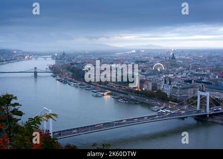 Vue panoramique sur Budapest avec le pont Elisabeth Banque D'Images