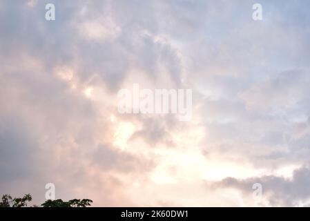 Des nuages amants au coucher du soleil dans la ville de Burgas. Banque D'Images