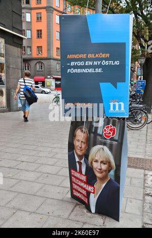 STOCKHOLM, SUÈDE - 22 AOÛT 2018: Socialdemokraterna (Parti social-démocrate) et Moderaterna (Parti modéré) affiches politiques devant le ge suédois Banque D'Images