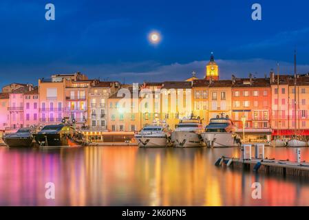 Vue panoramique de Noël coloré éclairé Saint-Tropez contre pleine lune Banque D'Images