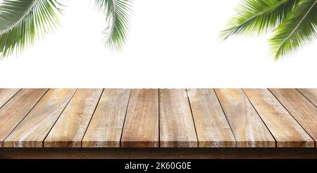 Vide de table en bois avec une feuille de coco verte sur fond blanc. Pour le montage de l'affichage du produit ou la conception de mises en page visuelles clés. Banque D'Images