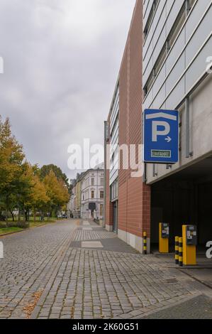 Entrer dans un garage de stationnement dans une ville Banque D'Images