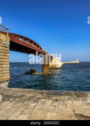 Valette, Malte - 19 septembre 2021 : le brise-lames de la Valette avec le pont et le phare de Saint Elmo. Banque D'Images