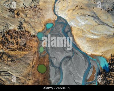Résumé automne vue aérienne avec drone sur la vallée de meandering rivière de montagne, lac avec eau de différentes nuances de vert et turquoise, route an Banque D'Images