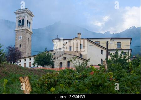 Église San Pietro di Barbozza, vignobles et route des vins blancs, Valdobbiadene, Trévise, Italie, Europe Banque D'Images