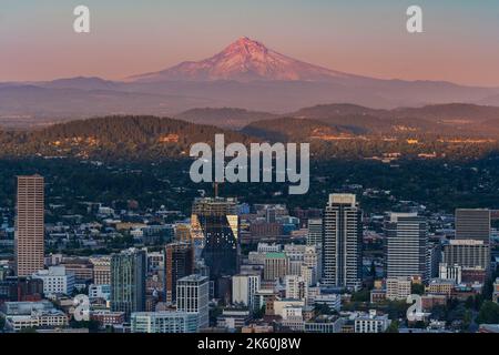 Horizon du centre-ville et Mt. Hood at Sunset, Portland, Oregon, États-Unis Banque D'Images