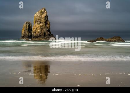 The Needles, Haystack Rock, Cannon Beach, Oregon, États-Unis Banque D'Images