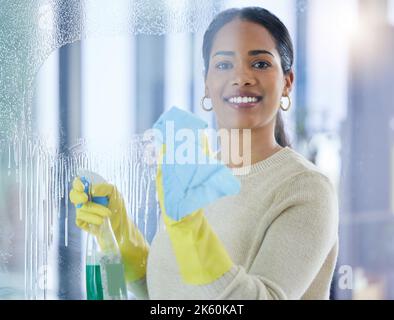 Nettoyage, fenêtre et eau avec une femme noire lavant un verre dans une maison pour les travaux ménagers. Portrait, chambre et appartement avec une jeune femme de ménage Banque D'Images