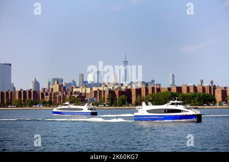 Les ferries de la ville de New York longent l'East River en face du World Trade Center Banque D'Images