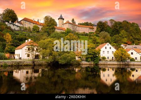 Petite ville et château médiéval Rozmberk nad Vltavou, République tchèque. Banque D'Images