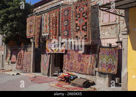 Des tapis traditionnels faits à la main, des tapis traditionnels tissés à la main sont suspendus devant la boutique de tapis Banque D'Images
