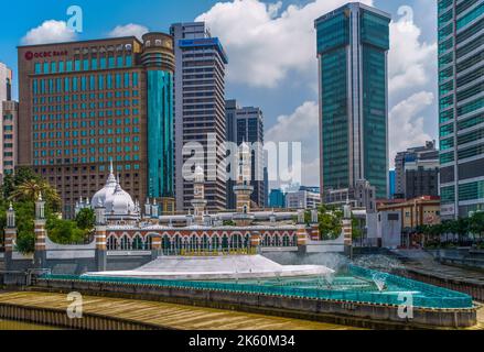 Kuala Lumpur, Malaisie - 4 février 2018 : la mosquée Jamek située entre la rivière Klang et la rivière Gombak, surplombée par des gratte-ciels. Banque D'Images