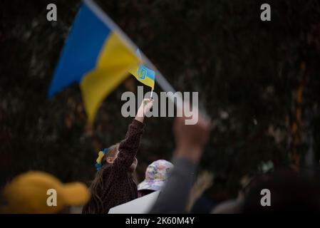 11th octobre 2022, Melbourne, Australie. Les gens se rassemblent sur la place de la Fédération, à Melbourne, pour protester contre l'invasion de l'Ukraine par Vladmir Poutine, appelant à l'envoi d'armes et d'aide supplémentaires en Ukraine ainsi qu'au retrait de la Russie des Nations Unies. Credit: Jay Kogler/Alay Live News Banque D'Images