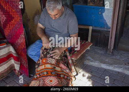 Bergama, Izmir, Turquie - 10.10.2022: Tissage de tapis, tapis traditionnel fait à la main Banque D'Images