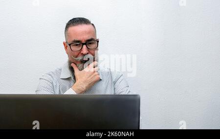 hipster barbu homme travaillant avec un ordinateur portable à la maison Banque D'Images