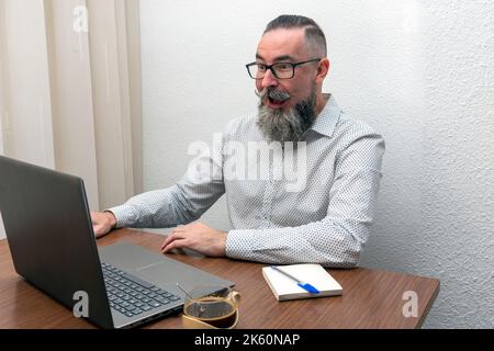 photo de l'homme barbu d'hipster travaillant avec un ordinateur portable à la maison Banque D'Images