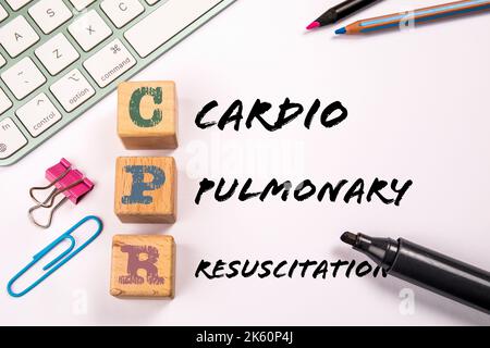 RCP - réanimation cardio-pulmonaire. Papeterie et clavier d'ordinateur sur fond blanc. Banque D'Images